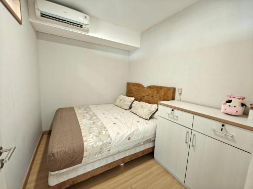 Ένα ή περισσότερα κρεβάτια σε δωμάτιο στο Stylish 3BR Skandinavia Tangcity Apt Max 12 Guests