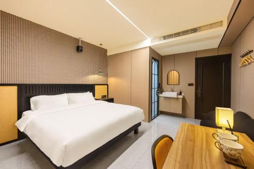 Gallery image of Ruidenghao Hotel 24 hour free airport shuttle service from Shanghai Airport in Shanghai