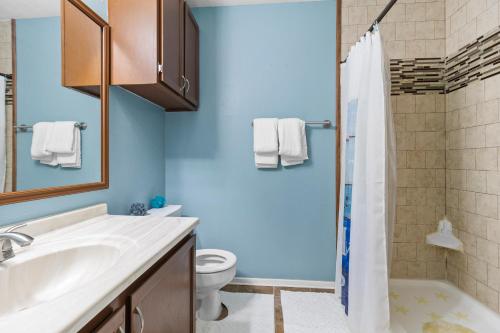 um banheiro com pia, vaso sanitário e chuveiro em Relaxing Huntsville Getaway & Homey Charm em Huntsville