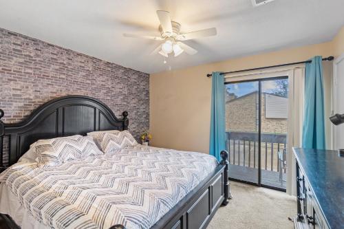 um quarto com uma cama e um ventilador de teto em Relaxing Huntsville Getaway & Homey Charm em Huntsville
