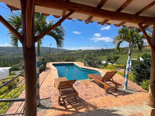 Una vista de una piscina desde una casa. en Glamping de Ensueño con Piscina en Barichara, en Barichara