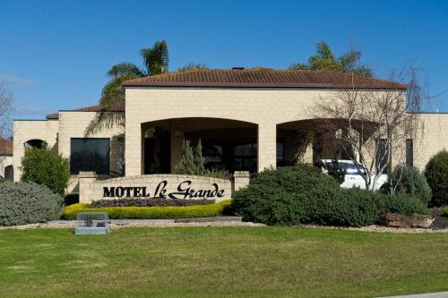 a building with a sign in front of it at Motel Le Grande in Albany