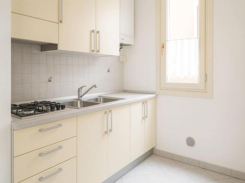 Η κουζίνα ή μικρή κουζίνα στο Holiday Home in Rosolina Mare near Beach