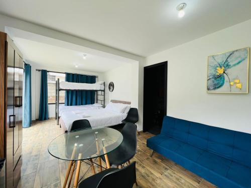 Habitación con cama y mesa de cristal. en Urban Ground Suite, en Baños