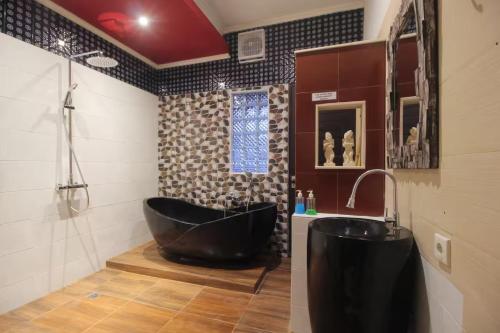 Ένα μπάνιο στο Tri Datu Palace