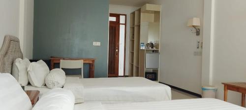 Ένα ή περισσότερα κρεβάτια σε δωμάτιο στο Nazaki Beach Hotel & Spa Maldives