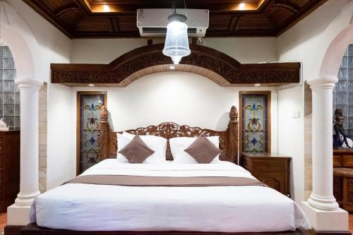 Кровать или кровати в номере Rumah Pesik Art & Heritage Hotel