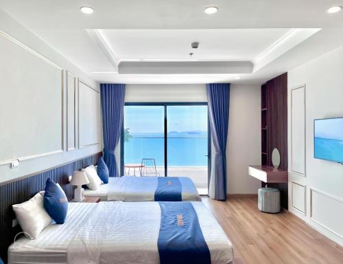 En eller flere senge i et værelse på TMS Ocean Suite Quy Nhon