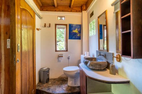 Ένα μπάνιο στο Volcano View Villa sleeps x 4