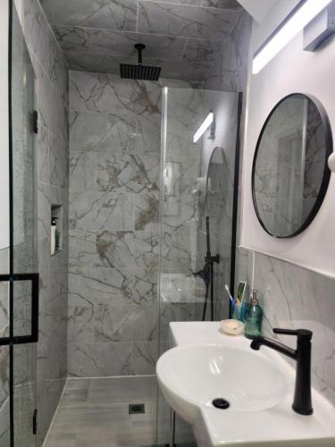 Et badeværelse på Modern Luxury 2-Bedroom Executive Residence Near MetLife & NYC