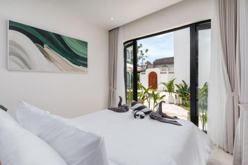 Giường trong phòng chung tại Melasti Luxury 1BR Pool & Outdoor Lounge