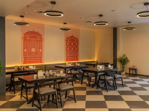 JāmbにあるThe Hosteller Bam Jaipur, Hawa Mahalのチェッカーフロアのレストラン