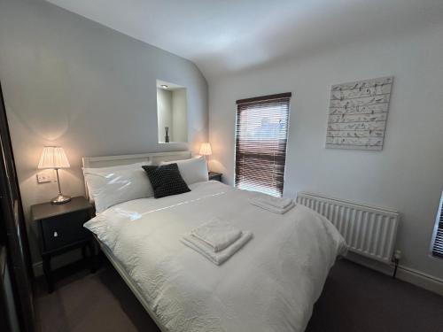 En eller flere senge i et værelse på Contemporary 2BDR City Retreat