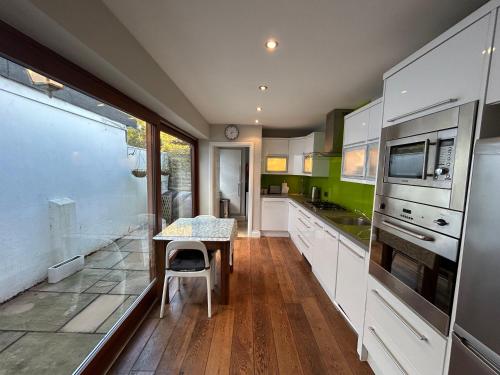 Køkken eller tekøkken på Contemporary 2BDR City Retreat