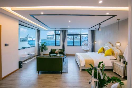 En eller flere senge i et værelse på Dali Amy Boutique Inn