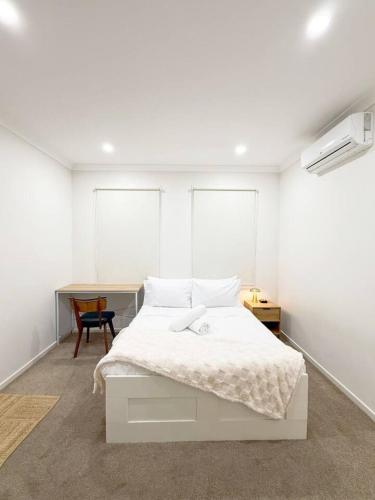 En eller flere senge i et værelse på 5 Bedroom Home in Clayton