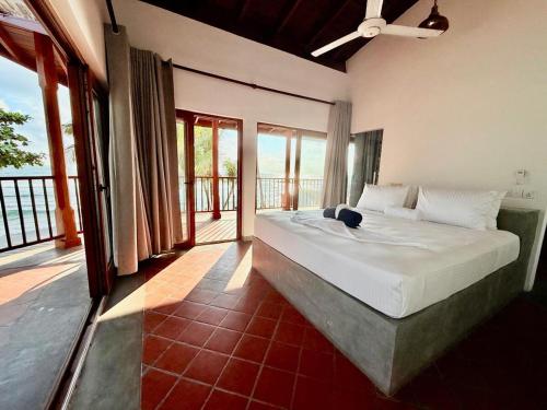 Postel nebo postele na pokoji v ubytování LIV - Unawatuna Beachfront Studio