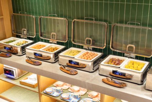 una fila de bandejas de comida en un estante en Qiuguo Hotel Xi'an Bell and Drum Tower Yongning Branch, en Xi'an