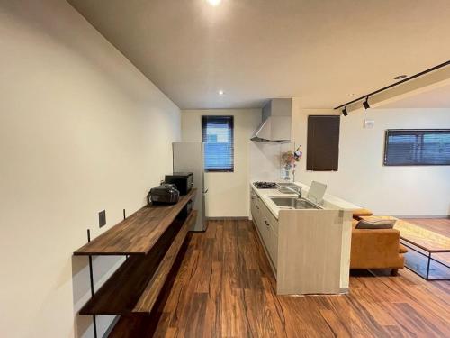 een keuken met een spoelbak en een aanrechtblad bij KUSUO HOUSE Roji in Sapporo