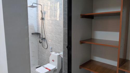 Dans place في موشي: حمام فيه شطاف و مرحاض