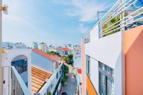 1988 Homestay Vũng Tàu في فنغ تاو: اطلالة جوية على شارع المدينة بالمباني