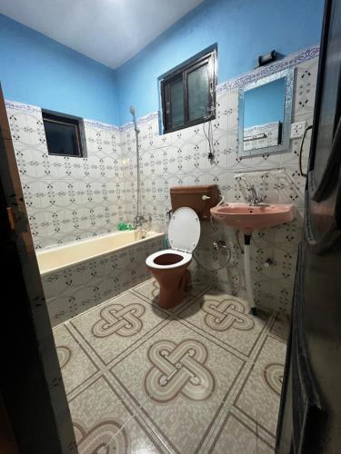 un baño con inodoro y lavabo en Amelie Apartments and Stay Inn, en Pokhara