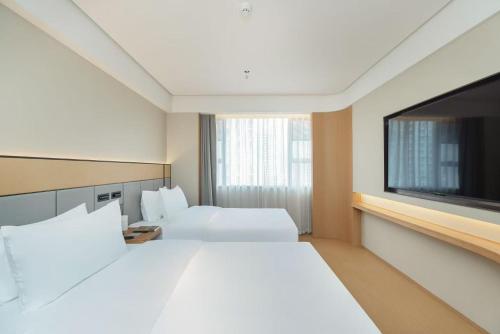 Ένα ή περισσότερα κρεβάτια σε δωμάτιο στο JI Hotel Shenzhen Luohu East Gate