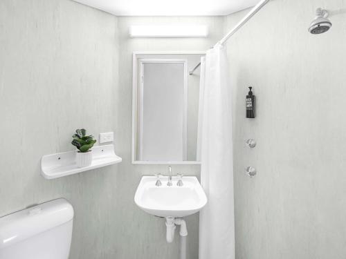 Koupelna v ubytování ibis Budget Coffs Harbour