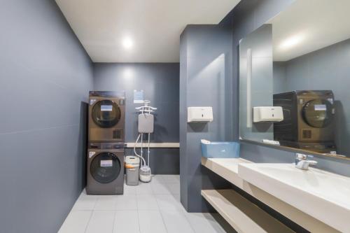 Ένα μπάνιο στο Hanting Hotel Shanghai Songjiang Sheshan