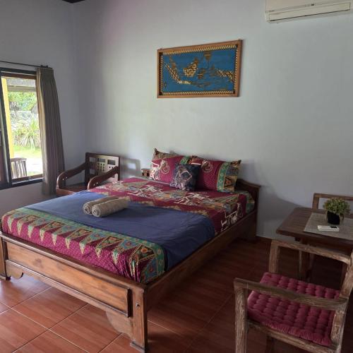 una camera da letto con un letto e un tavolo di Java Lagoon a Pangandaran