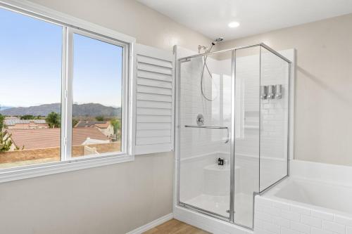 Ένα μπάνιο στο Modern 4BR 3 Baths Free Parking Great Location