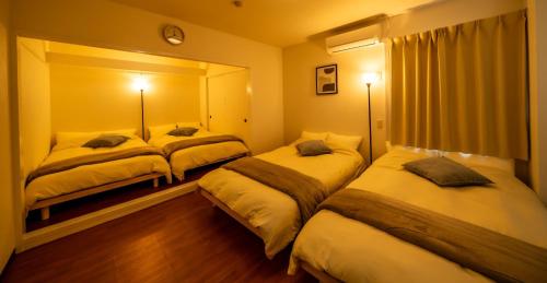 大阪市にあるCasa G,S, - Vacation STAY 53492vのベッドルーム(ベッド3台、鏡付)