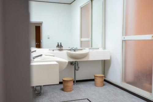 um banheiro com duas pias e um espelho em Casa G,S, - Vacation STAY 53477v em Osaka