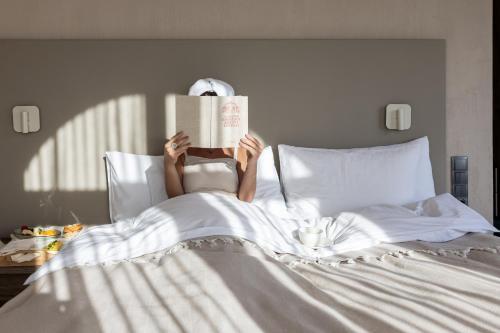 Un pat sau paturi într-o cameră la Panorama Kakheti Resort