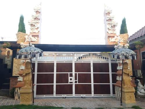 eine Garage mit einer großen Metallgarage in der Unterkunft Umah kampung8 in Mataram