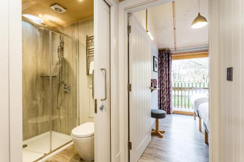 un bagno con wc e doccia in vetro di Lodge 15 a Wareham