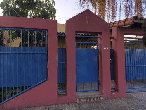 ein Haus mit einer blauen Tür und einem roten in der Unterkunft Complejo Terracota Ezpeleta in Ezpeleta