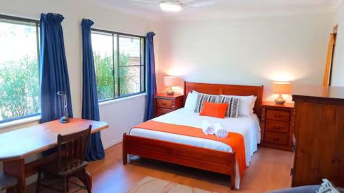 Mountain View Oasis - walk to Bello river and town في بيلينغين: غرفة نوم بها سرير ومكتب ومكتب