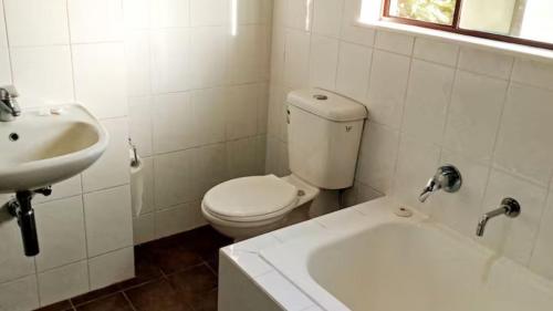Mountain View Oasis - walk to Bello river and town في بيلينغين: حمام أبيض مع مرحاض ومغسلة