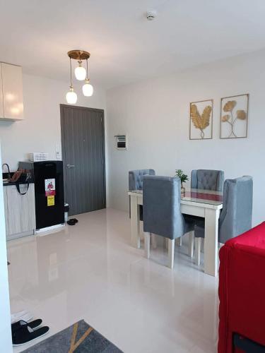 una sala da pranzo con un tavolo e sedie blu di spacious condo at camella manors unit 5m a Bacolod