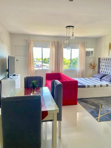 un soggiorno con un divano e un tavolo di spacious condo at camella manors unit 5m a Bacolod
