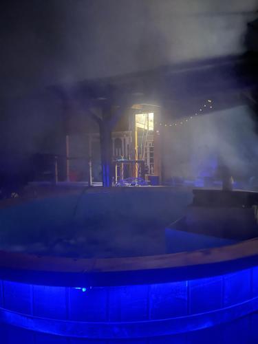 Cabana Popesti في Popeşti: مسرح ذو أضواء زرقاء ودخان