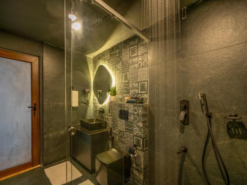 um banheiro com chuveiro e pia em Monticle Glamps em Vagamon