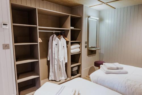 En eller flere senge i et værelse på Lodge 19