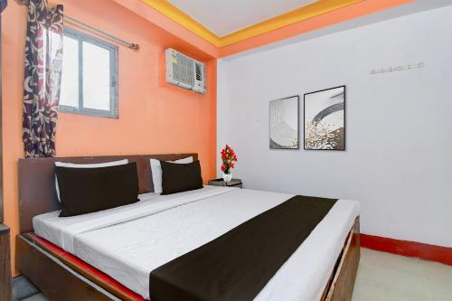 Una cama o camas en una habitación de Hotel O Swami Vivekananda University Kolkata