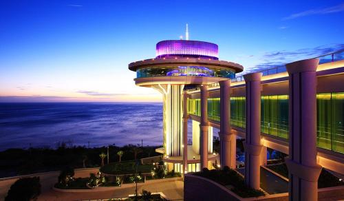een uitzicht op een gebouw met 's nachts een toren bij H Resort in Checheng