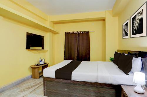 Una cama o camas en una habitación de Super Hotel O Palasuni Bridge Bhubaneswar Formerly Ganpat