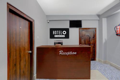 Una televisión o centro de entretenimiento en Super Hotel O Palasuni Bridge Bhubaneswar Formerly Ganpat