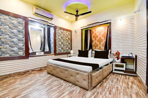 Postel nebo postele na pokoji v ubytování Super Hotel O NIT Durgapur Formerly Royal Inn