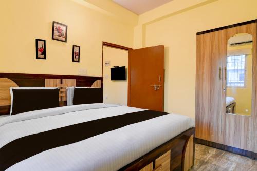 Ένα ή περισσότερα κρεβάτια σε δωμάτιο στο Super Hotel O Birsa Athletics Stadium Formerly De Anmol Suites